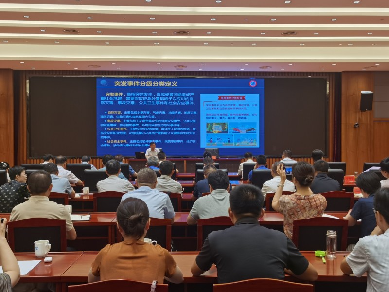 市城管局召开党组理论学习中心组专题学习（扩大）会