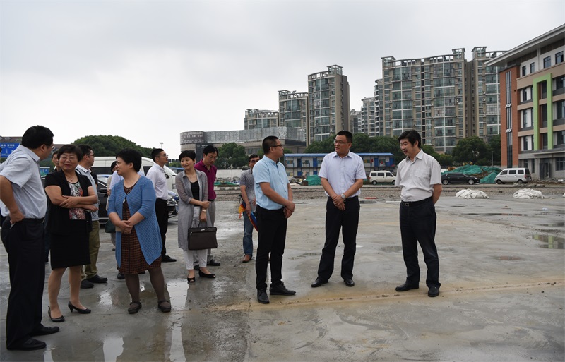 视察在建中的人民路小学